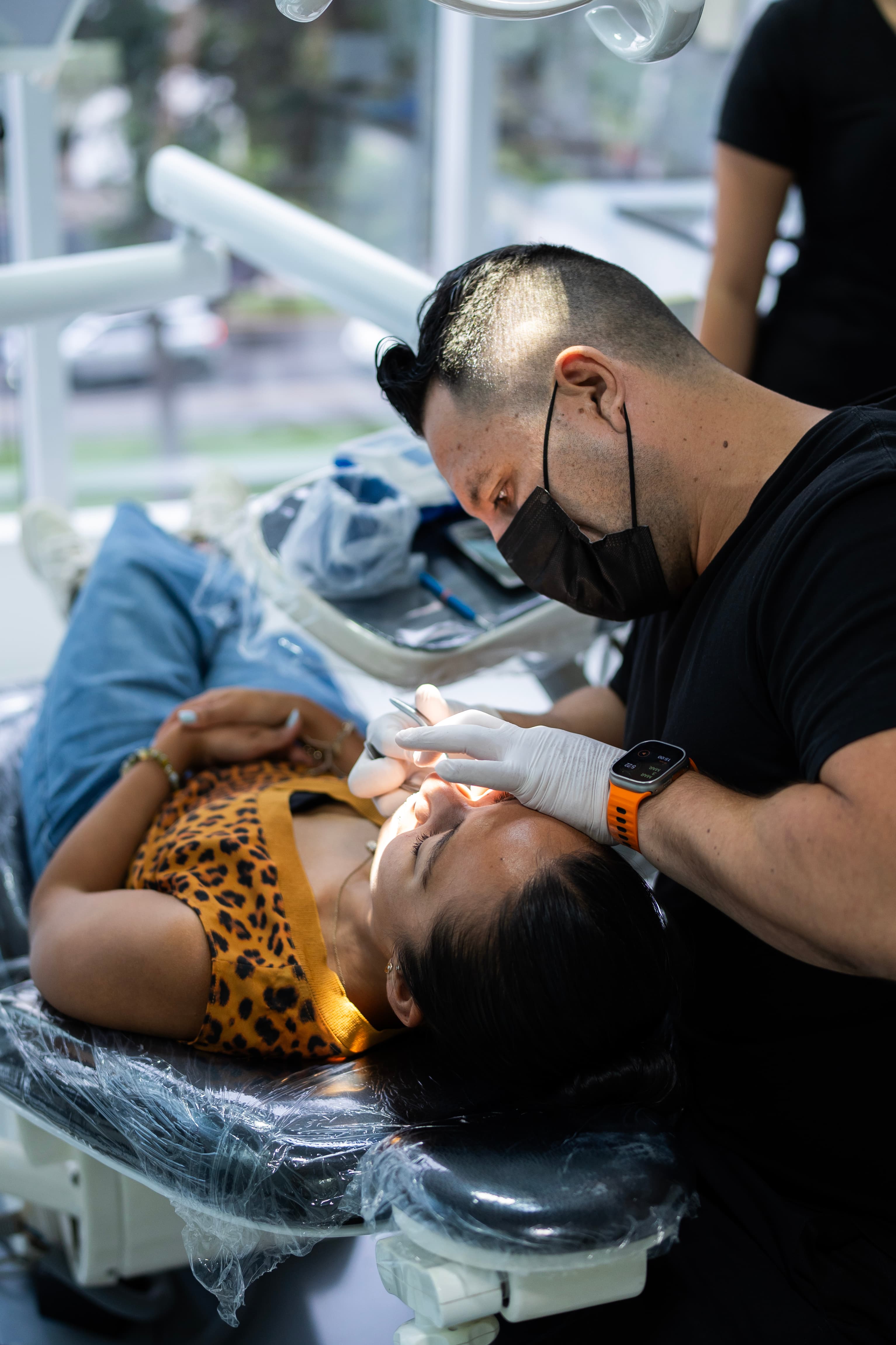 Recepcion Noche Iluminacion — Clínica Dental Odonto Smart Lima